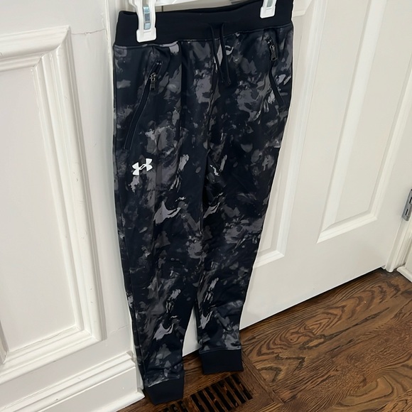 under armor size YMD loose fitting athletic joggers - Picture 3 of 7